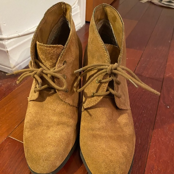 Cute brown wedges with tie in front! Perfect to dress up or down an outfit! - Picture 2 of 2